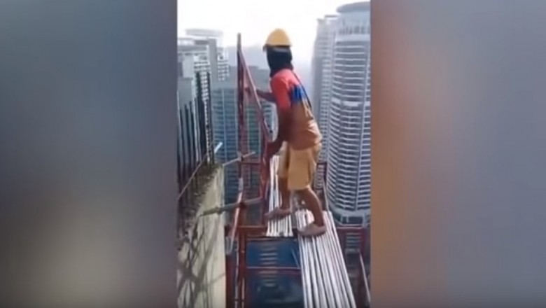 BHP? Jakie BHP?! Malezyjski pracownik używający metalowych rur jako rusztowania!