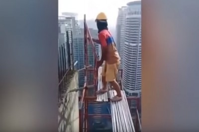 BHP? Jakie BHP?! Malezyjski pracownik używający metalowych rur jako rusztowania!