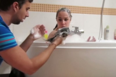 Umył włosy dziewczynie przy użyciu płynu do prania! Internetowy żart poszedł bardzo źle!