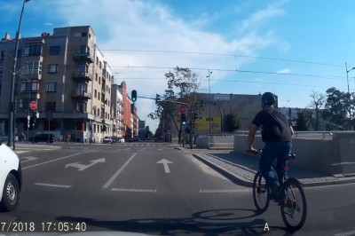 Rowerzysta w Łodzi mając zielone światło wpada pod nadjeżdżający tramwaj!
