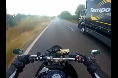 Próbowała zabić motocyklistę na drodze! Miał sporo szczęścia, że udało mu się uciec!