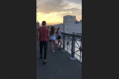 Ładnie go poniosło! Gdy widzisz dwie fajne dziewczyny, a bardzo Ci się nudzi :D