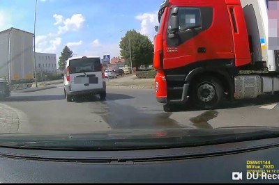 Kierowca ciężarówki i jego chamskie zachowanie na rondzie! Brak słów!