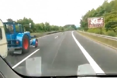 Lecisz sobie spokojnie 100 km/h prawym pasem, a tu nagle wyprzedza Cię traktor!