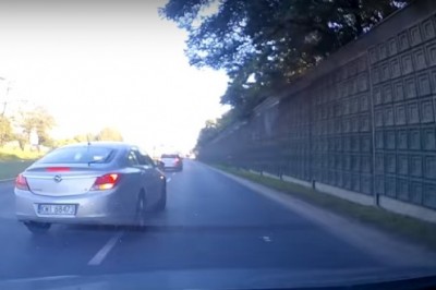 Dobry refleks ma skubaniec! Gdyby nie szybka reakcja skończyłoby się konkretnym dzwonem!