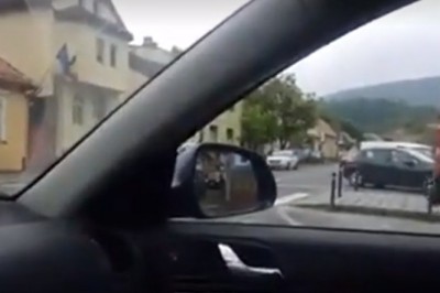 Wkurza Cię stanie na skrzyżowaniu?! Ten ziomek znalazł na to świetny patent :D