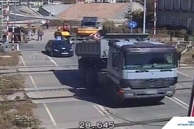 O czym on myślał?! Wywrotka zrywa trakcję na przejeździe kolejowym w Elblągu! 