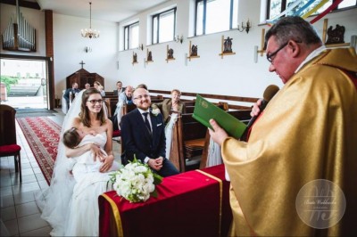 Panna Młoda w bieli siedzi przed ołtarzem i karmi piersią trzymane dziecko! Postawa księdza zaskoczyła wielu wiernych! 