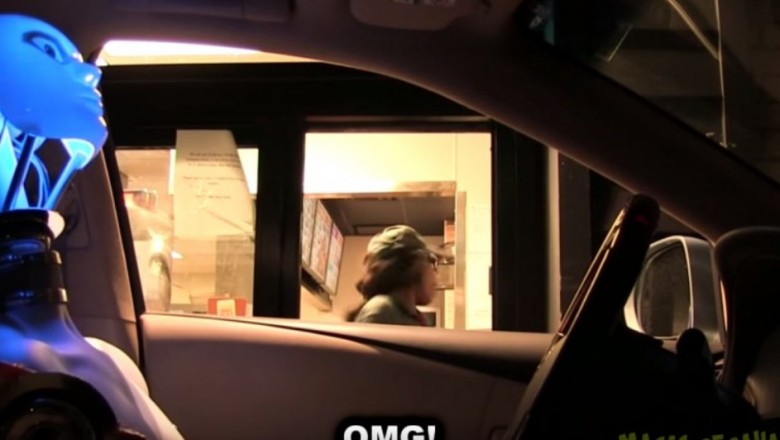 Robot podjeżdża złożyć zamówienie do okienka w McDonald's!  Reakcja pracowników rozbawi Cie do łez :D