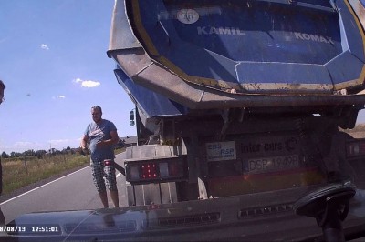 Pirat drogowy z Alfy Romeo wymusza przy wyprzedzaniu i dochodzi do kolizji!