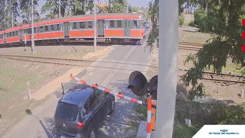 Kierowca ugrzązł pod rogatką! Maszynista zatrzymuje pociąg i robi mu zdjęcie!