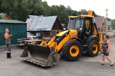 Wziął koparkę i zaczął demolować garaż! Mocna zadyma między sąsiadami!