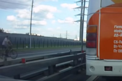 Ku przestrodze! Zderzenie motocyklisty z rowerzystą na przejściu dla pieszych!