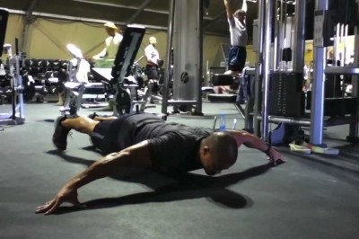 Tak się robi prawdziwe pompki! Pokaz ekstremalnych technik ćwiczeń!