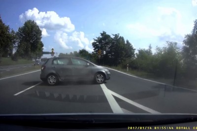 Właśnie tak dochodzi do wypadków! „Ślepy” kierowca i jego wjazd na dwupasmówkę!