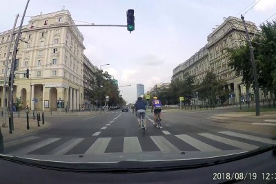 Taką żenadę odwalają rowerzyści na ulicach Warszawy! Niektórych przepisy nie obowiązują!
