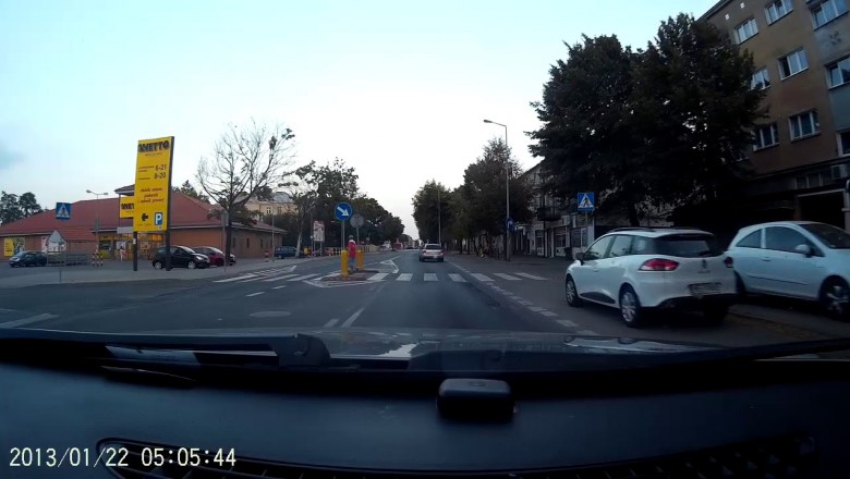 Mistrz prostej w Audi kontra pieszy kamikadze! Tak wygląda głupota na drodze!