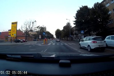 Mistrz prostej w Audi kontra pieszy kamikadze! Tak wygląda głupota na drodze!