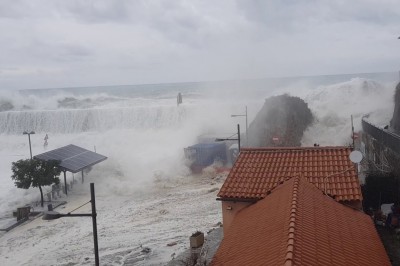Matka Natura bywa okrutna! Gdy przychodzą tak ogromne fale, że falochron już nie pomoże!