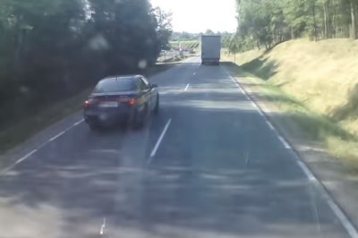 Został niemal zmiażdżony przez dwa TIRy! Pirat w Seacie ląduje w rowie!