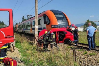 Przesłuchano egzaminatora z auta które zatrzymało się na przejeździe kolejowym! Mężczyzna zdążył uciec przed pociągiem. 