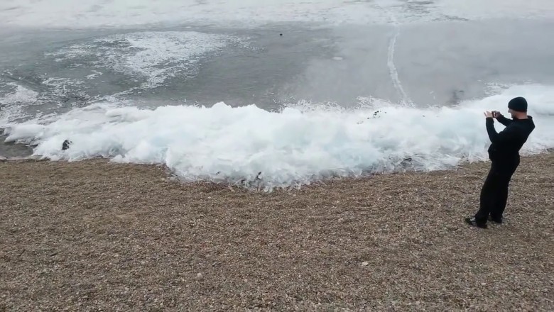 Jezioro Bajkał zamarza „na żywo”. Taki widok robi niesamowite wrażenie