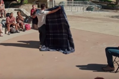 Uliczny magik przekonał mężczyznę, że jest on niewidzialny. Jego zachowanie między ludźmi jest przezabawne