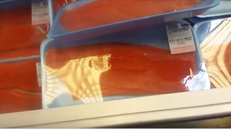 Tasiemiec pełzał po łososiu w supermarkecie. Wideo tylko dla osób o mocnych nerwach