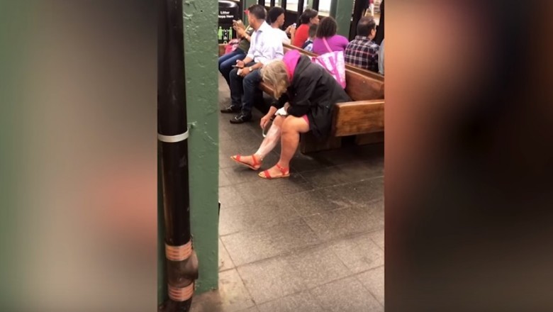 W domu nie miała czasu, więc ogoliła nogi czekając na metro. Spojrzenie mężczyzny z boku mówi wszysto