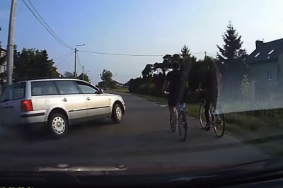 Janusz z Passeratti daje popis lądowania w rowie po środku wioski