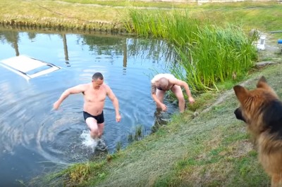 Ręczny chyba puścił. Wyciąganie Passata ze stawu za pomocą traktora