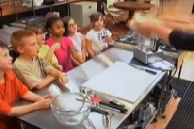 Pokazał im jak powstaje ich przysmak. Czyli jak zniechęcić dzieciaki do nuggetsów :D