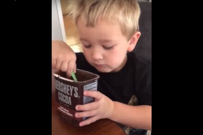 Matka daj mnie to kakao. Młody mega zdziwiony po zjedzeniu łyżeczką suchego kakao