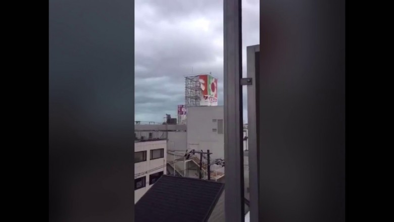 Tajfun Jebi nad ranem uderzył w Japonię. Prędkość wiatru przekroczyła 200 km/h