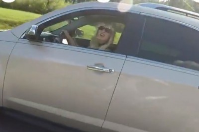 Szeryf na motocyklu wyrywa telefon blondynie podczas jazdy i rzuca o asfalt