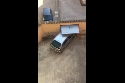 Jak skasować pół samochodu w kilkanaście sekund na osiedlowym parkingu?