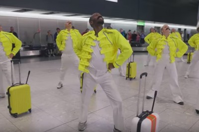Bagażowi na lotnisku rozwalili system swoją akcją. Niezwykły hołd dla Freddiego Mercury'ego