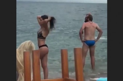 Chciała zrobić sobie fajną sesję na plaży. Mężczyzna z drugiego planu postanowił zrobić wszystko, żeby nie wyszło 