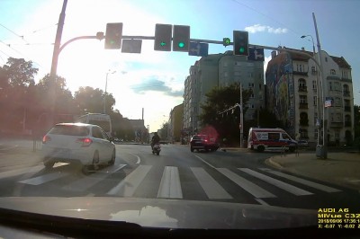 Kierowca Mitsubishi nie zauważył karetki na sygnale i wjechał w nią na skrzyżowaniu