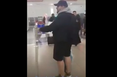 Gość i jego mistrzowski troll na lotnisku. Służby celne go nienawidzą :D