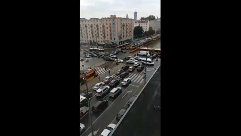 W sieci pojawił się filmik jak powstał korek na skrzyżowaniu w Warszawie