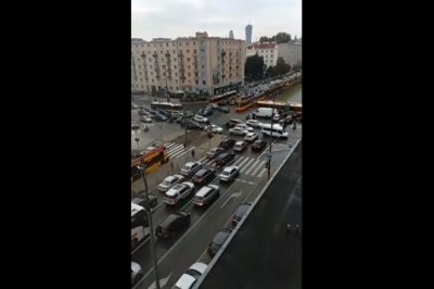 W sieci pojawił się filmik jak powstał korek na skrzyżowaniu w Warszawie
