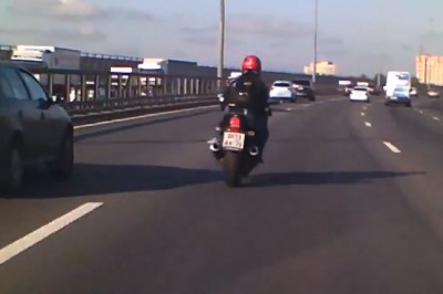 Kierowca samochodu osłania motocyklistę na drodze szybkiego ruchu. Super postawa