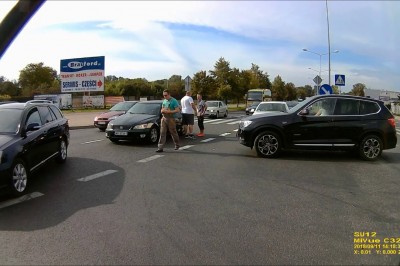 Koksa ostro poniosło po stłuczce w Radomiu. Wyciągnął kierowcę siłą z auta