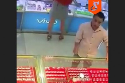 Przyłapany na podglądaniu obcych kobiet w centrum handlowym