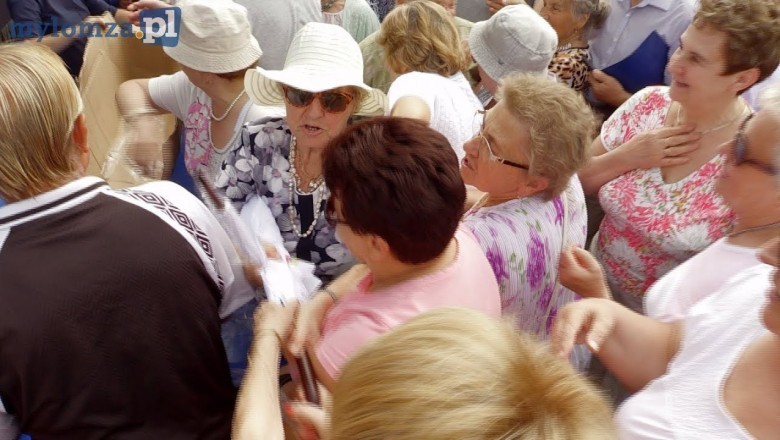 Walka seniorów o darmowe parasole na miejskim festynie. Miało być radośnie wyszło żenująco