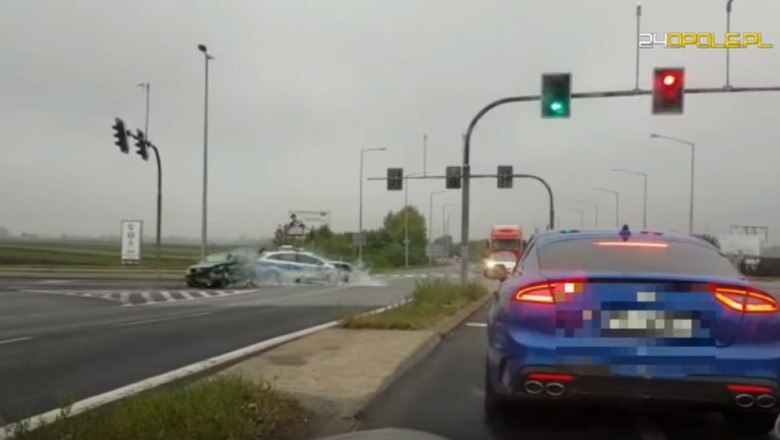 Radiowóz na sygnale vs rozpędzone Renault Clio. Konkretna czołówka na skrzyżowaniu