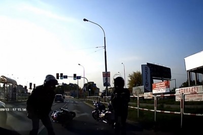 Zsiadł z motoru i zaczął wyzywać kierowcę. Skończyło się zniszczeniem motocykla