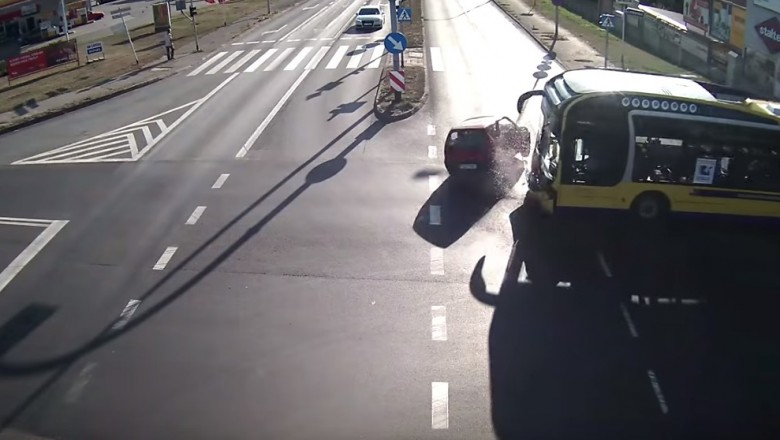 81-letni kierowca w Seicento wjechał wprost pod autobus i dachował - Kalisz