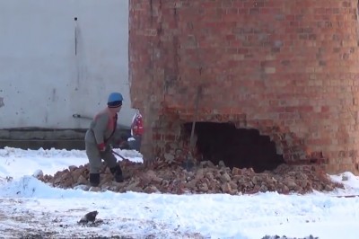 Edek łap za młot i do wieczora tego komina ma nie być. Ten gość nie wie co to BHP